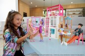 Barbie Casa de păpuși cu păpușă, 2 nivele și 4 zone de joacă HCD48