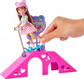 Barbie Chelsea papusa pe skateboard cu accesorii HJY35