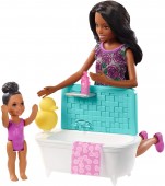 Barbie Babysitters Mulatra cu un copil la baie FXH06